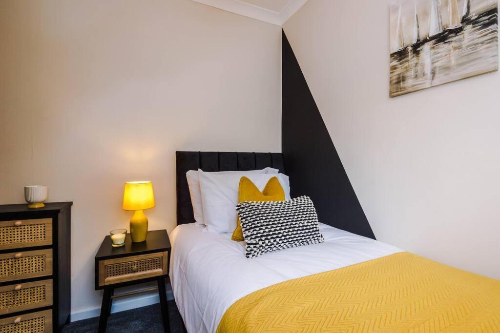 Cheerful 3 Bedroom Home With Parking Near Chester Saughall Exterior foto