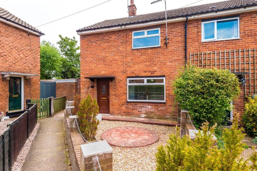 Cheerful 3 Bedroom Home With Parking Near Chester Saughall Exterior foto
