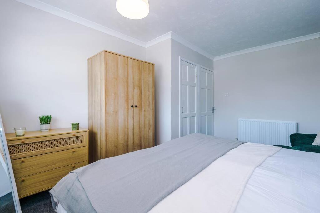 Cheerful 3 Bedroom Home With Parking Near Chester Saughall Exterior foto