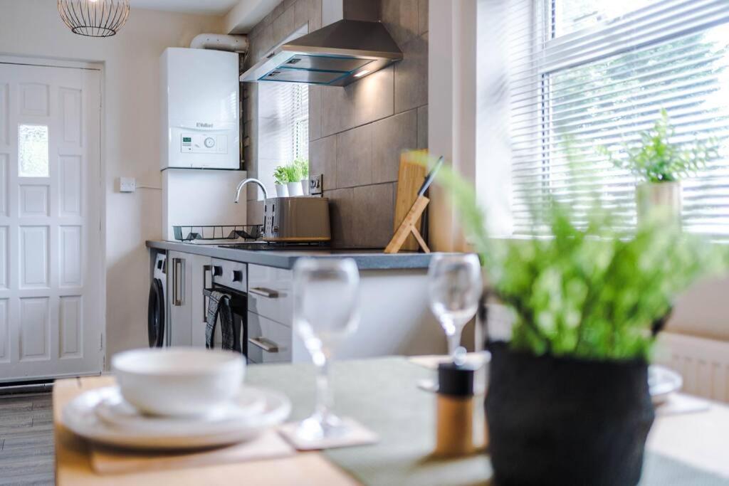 Cheerful 3 Bedroom Home With Parking Near Chester Saughall Exterior foto