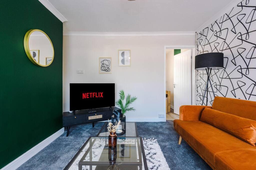 Cheerful 3 Bedroom Home With Parking Near Chester Saughall Exterior foto