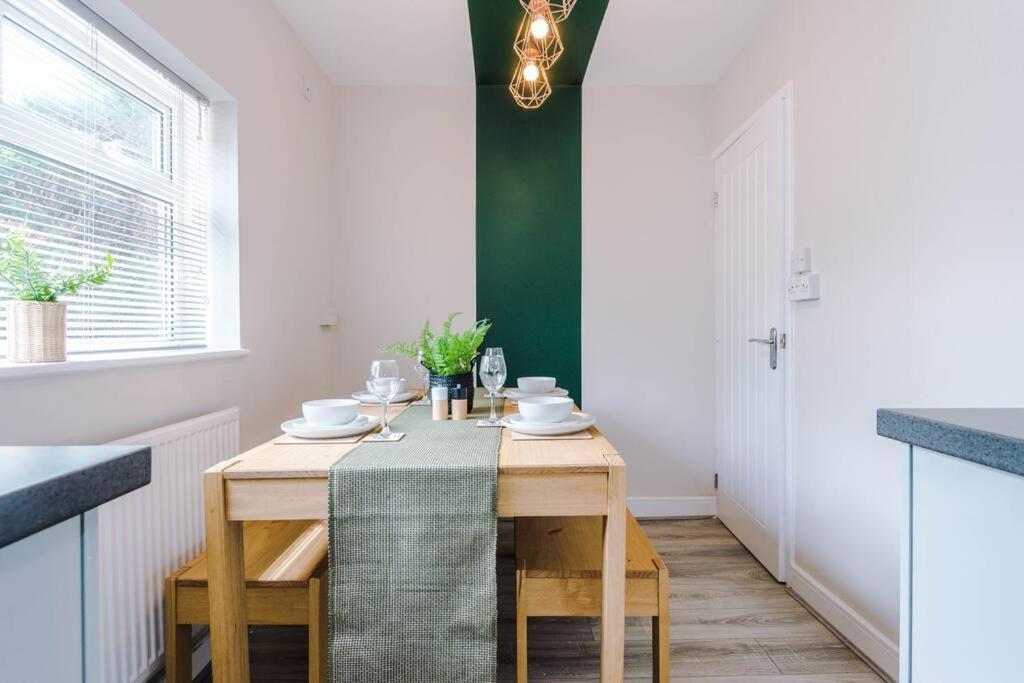 Cheerful 3 Bedroom Home With Parking Near Chester Saughall Exterior foto