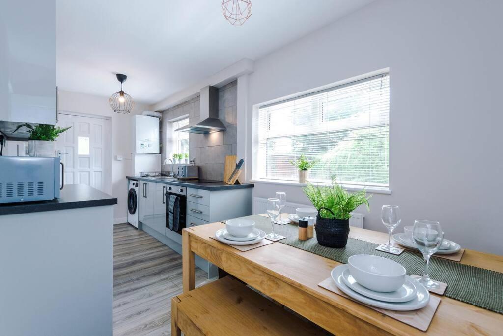 Cheerful 3 Bedroom Home With Parking Near Chester Saughall Exterior foto