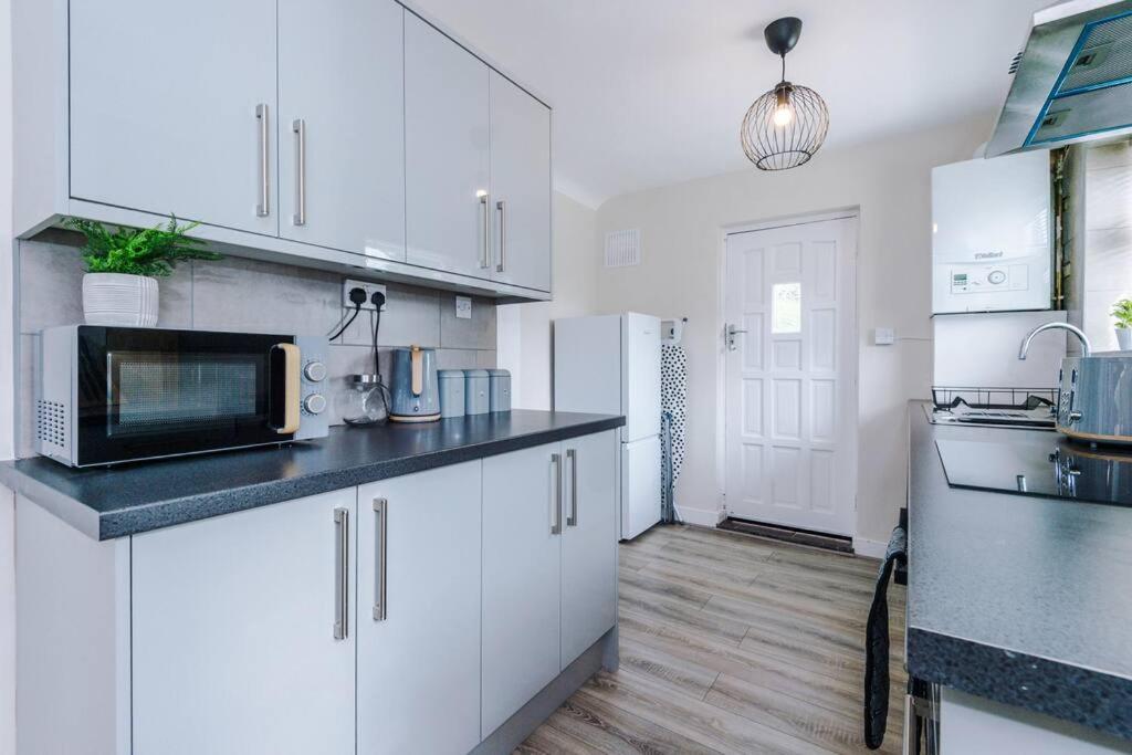 Cheerful 3 Bedroom Home With Parking Near Chester Saughall Exterior foto