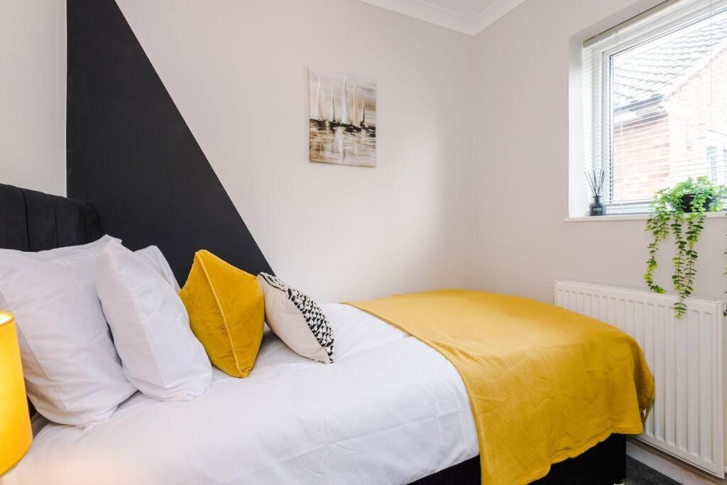 Cheerful 3 Bedroom Home With Parking Near Chester Saughall Exterior foto