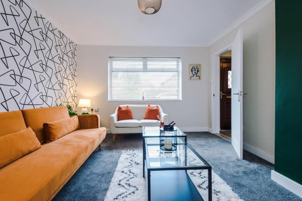 Cheerful 3 Bedroom Home With Parking Near Chester Saughall Exterior foto