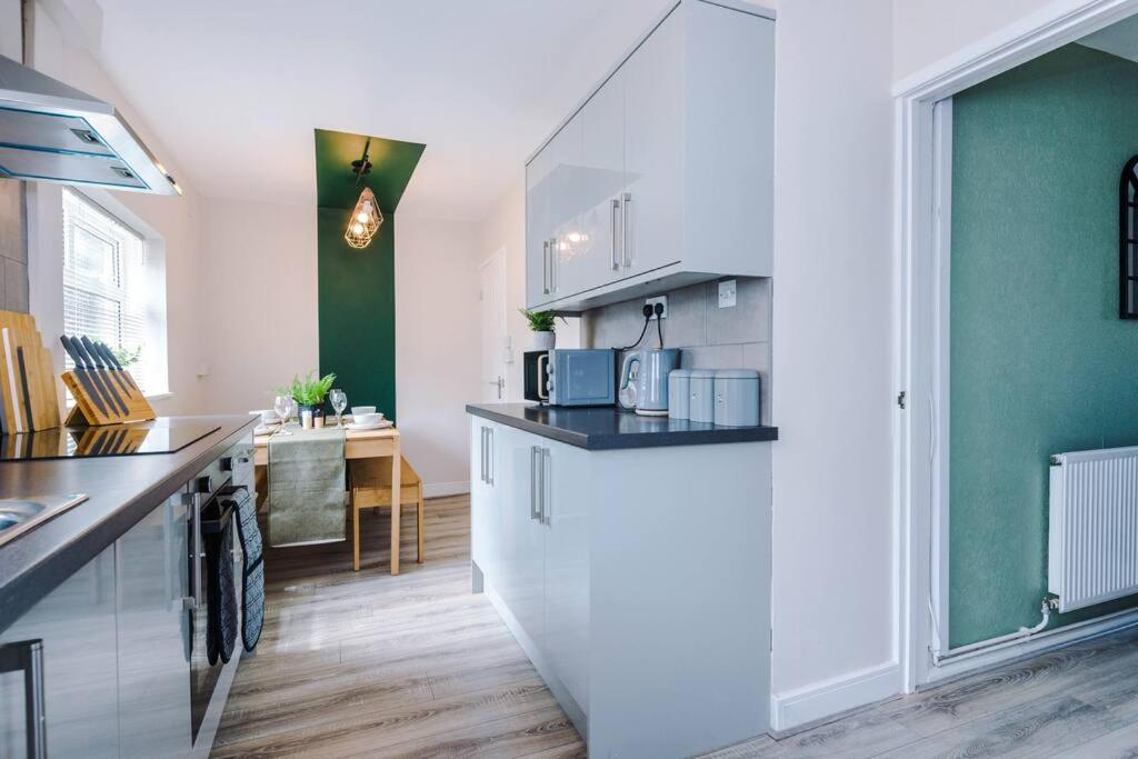 Cheerful 3 Bedroom Home With Parking Near Chester Saughall Exterior foto