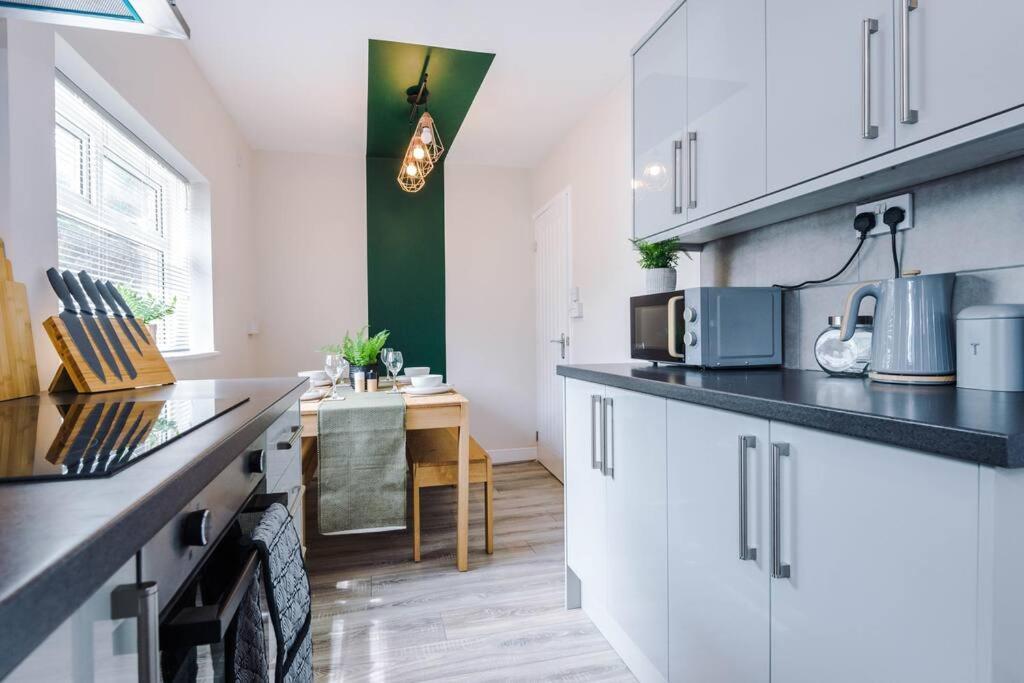 Cheerful 3 Bedroom Home With Parking Near Chester Saughall Exterior foto